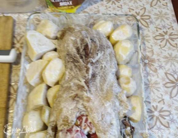 Обмазать утку, яблоки и картофель смесью майонеза, соли и перца. Тушку утки наполнить яблоками, оставшиеся яблоки и картофель уложить вокруг утки. Залить бульоном примерно 2 — 3 стакана. Выпекать 1 час при температуре 180°С.
Приятного аппетита!