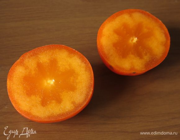 Разрезаем помытую и высушенную хурму пополам.