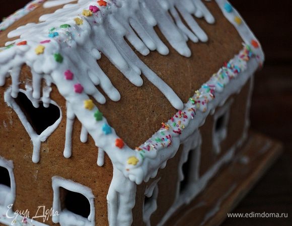 Для украшения можно использовать кондитерскую посыпку, шоколад, мастику, различные конфетки, в общем, все, что вашей душе угодно. Моей было угодно получить именно зимний снежный домик.