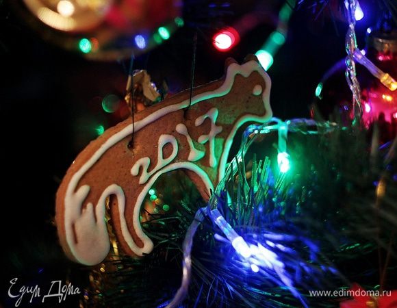 Из оставшегося теста можно испечь печеньки по тому же принципу, что и детали для домика. И также украсить их глазурью.