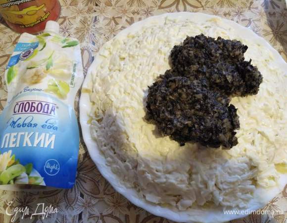 Грибы обжаренные распределили на блюде и промазали майонезом.