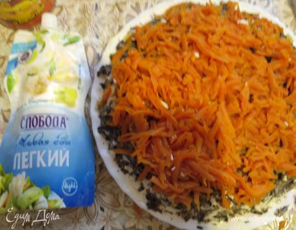Вареную морковку потерли на терочке, распределили на блюде и промазали майонезом.