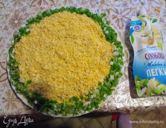 Желтки на мелкой терочке потерли, распределили на блюде и по краю украсили зеленью мелко рубленной. 