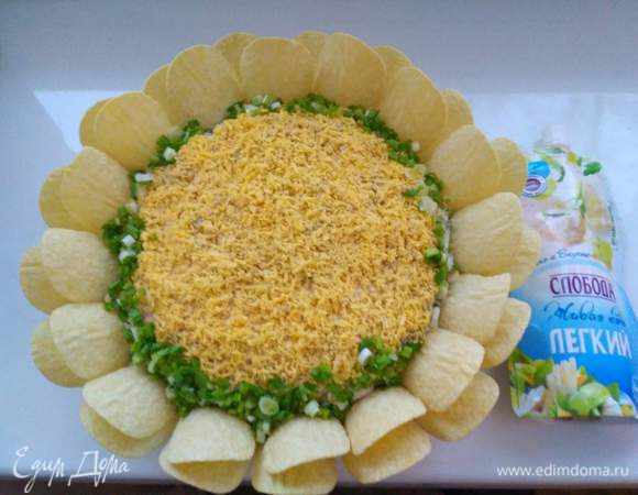 Вставили по кругу чипсы, салат готов.
Приятного аппетита.