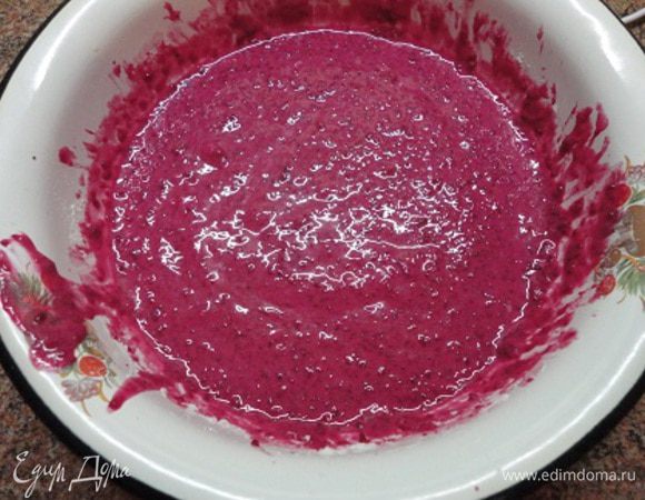 В кухонном комбайне измельчить вареную свеклу, добавить яйцо, соль, молоко, оливковое масло и еще раз взбить. В однородную массу добавить муку и тщательно перемешать. Можно испечь два блина диаметром 22 — 24 см, но я запекла в духовке (10 минут при температуре 200°С) прямоугольный пласт примерно 30х20 см. Остывшую основу сразу выкладываем на пищевую пленку, в которую будем заворачивать рулет.