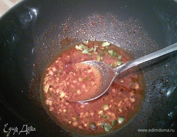 В пиале смешать жидкие ингредиенты маринада с мелко рубленым чесноком и перцем чили, порошком паприки, солью и перцем. 