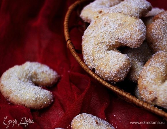Оставляем печенье остыть примерно на 5 минут, затем обваливаем его в сахаре.
