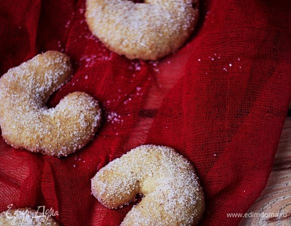 Такое печенье можно хранить две недели в плотно закрытой жестяной коробке в прохладном месте.