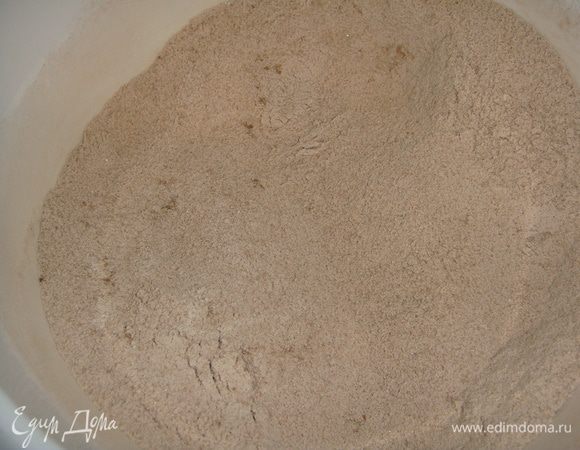 Смешиваем все сухие ингредиенты: муку, какао, сахар, ванильный сахар, соду и соль.