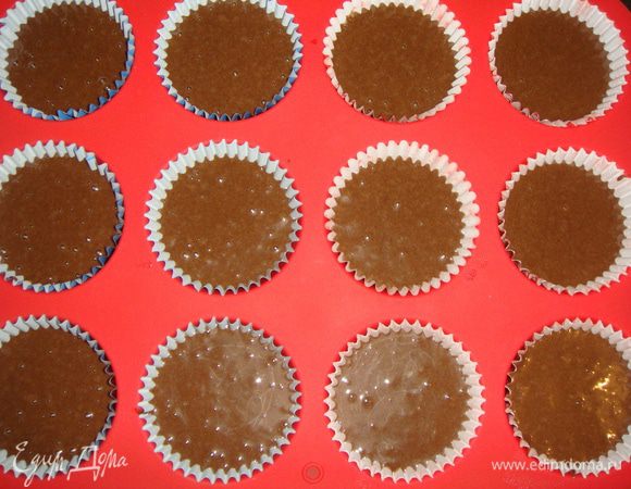 В формы для кексов вставить бумажные капсулы и заполнить их на 2/3 тестом. Выпекать в разогретой до 180ºС духовке 25 — 30 минут. Готовность проверить зубочисткой.