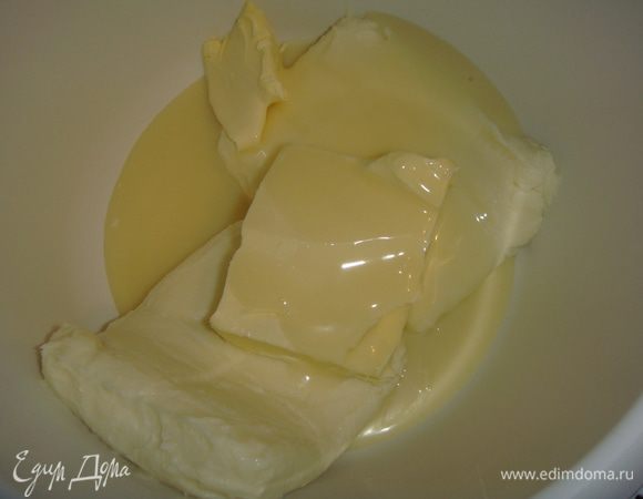 В чашу миксера выложить творожную массу, сливочное масло и сгущенное молоко. Взбить миксером до однородного состояния.