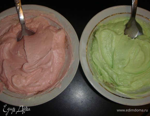 Я разделила крем пополам и добавила по разному красителю в каждую порцию крема.