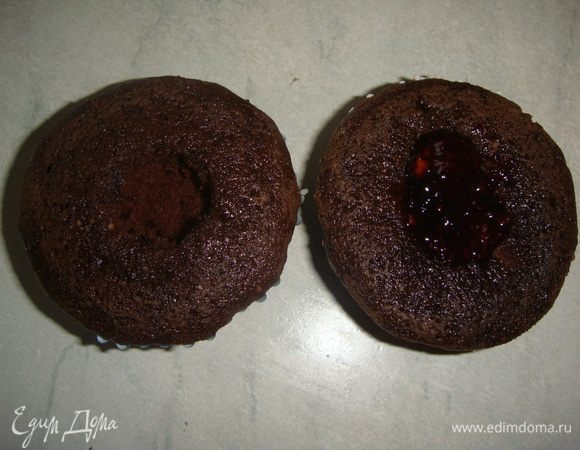 Капкейки остудить, сделать в них отверстия и наполнить сливовым джемом. Переложить крем в кондитерский мешок и украсить капкейки.