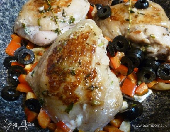 Сладкий перец нарежем кубиками, маслины колечками и добавим к кускам курицы. Готовим еще минут 5.