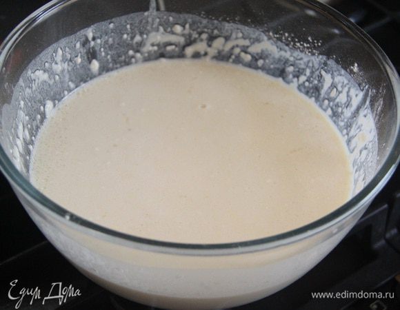 Молоко слегка подогреть. Соединить ингредиенты для блинного теста: 2 яйца, 900 мл теплого молока, 1 ч. л. соли, 2 ст. л. сахара, 330 г муки в/с, 1 ч. л. разрыхлителя, по 2 ст. л. горчичного и подсолнечного масла. Дать тесту постоять минут 10 — 15.