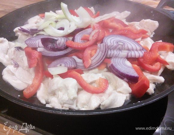 На разогретом масле обжарить курицу до легкого румянца, добавить лук и перец, обжарить вместе еще пару минут. В идеале перец должен снаружи обжариться, оставаясь внутри хрустящим. 