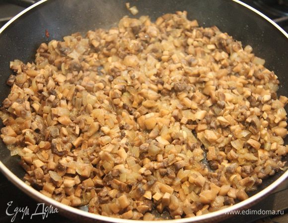 Грибы и лук мелко порубить кубиком, обжарить на растительном масле до готовности 10 — 15 минут. Посолить, поперчить, «почесночить».