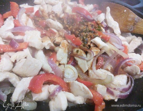 Когда вся жидкость испарится, добавить заправку, перемешать, прогреть, тушить несколько минут, снять с огня. 