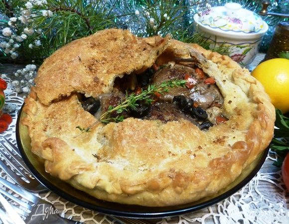Под румяной корочкой скрывается сочная и ароматная курочка. Само тесто пропитывается соками мяса и овощей и получается просто восхитительным! 