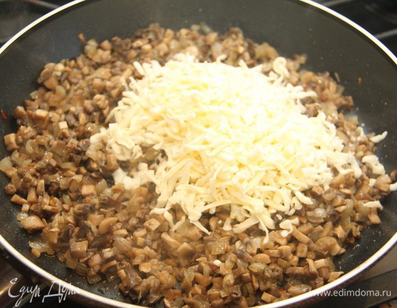 Добавить моцареллу, натертую на крупной терке, перемешать. Жюльен готов!