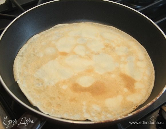 Тесто наливать порциями по 100 — 120 мл на тщательно разогретую сковороду (диаметр 24 см), жарить блины до румяного цвета с обеих сторон.