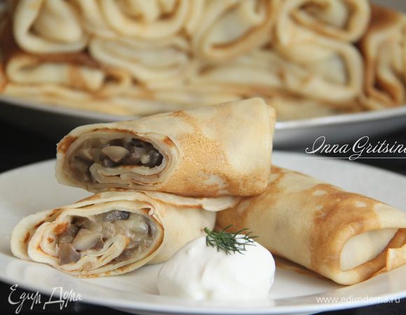 Подавать блинчики с жюльеном горячими, со сметаной. Приятного аппетита!