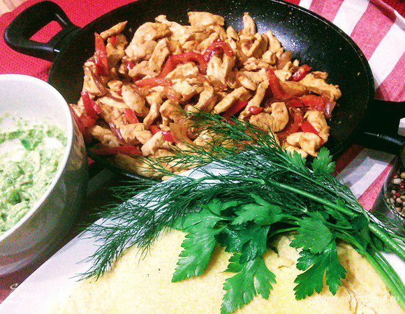 Подавать фахитос принято прямо в сковороде. Отдельно в специальных плетеных корзинках подают лепешки. Также на стол выставляют и несколько соусов, среди которых обязательно есть  гуакамоле. Для него нужно растолочь спелые авокадо, полить соком лайма, посолить и поперчить по вкусу. 