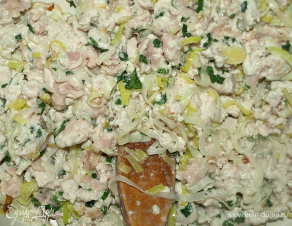 Добавить в лук фарш. Обжарить несколько минут мешая фарш, чтобы он не взялся большими комками. Добавить 10% сливки. Потушить 2 — 3 минуты. Добавить клюкву, потомить 2 — 3 минуты. Снять с огня и остудить.