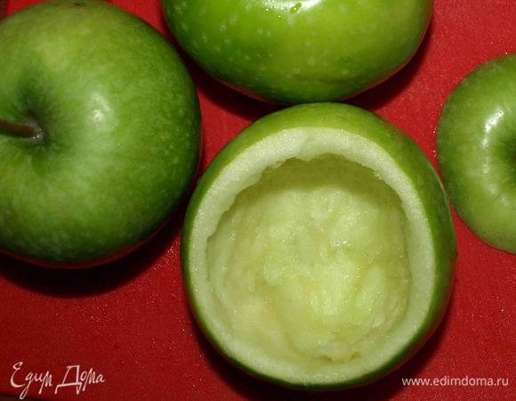 Берем 4 крупных твердых яблока. Срезать с яблок «крышечки» вместе с плодоножкой, вырезать аккуратно сердцевину и часть мякоти. Оставить по краям где-то 1 см. 