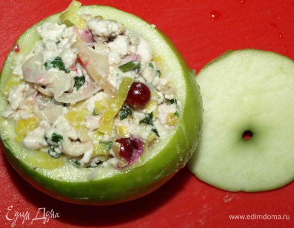 Фаршируем яблоки остывшей начинкой. 