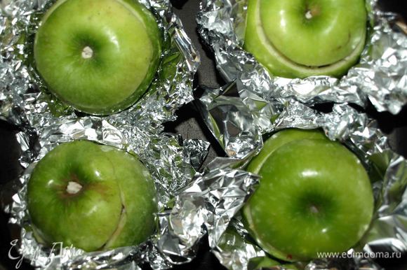 Закрываем яблочной крышкой, заворачиваем в фольгу (не обязательно), ставим на противень или жаропрочную форму и отправляем в разогретую до 180°С духовку на 25 минут.