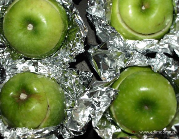 Закрываем яблочной крышкой, заворачиваем в фольгу (не обязательно), ставим на противень или жаропрочную форму  и отправляем в разогретую до 180°С духовку на  25 минут. 