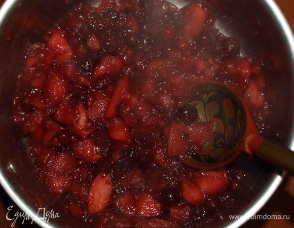 Мякоть от яблок, клюкву томим на медленном огне пока не появится сок. Когда сок появится, то добавляем сахар, мускатный орех, коньяк и томим пока жидкость не выпарится. 