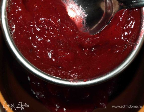 Готовый соус пробиваем погружным блендером  и протираем через сито. 