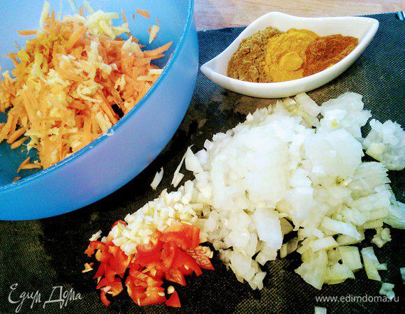 Лук и чеснок очистить, мелко порубить. Морковь натереть на терке. Имбирь также очистить и натереть на терке. Я добавила кусочек свежего перца чили. Подготовить зиру и куркуму. 