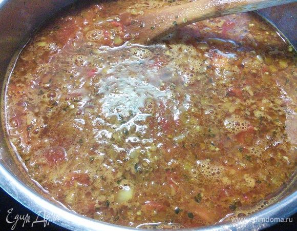 Влить помидоры в собственном соку (предварительно их размять) и овощной бульон, довести до кипения. 