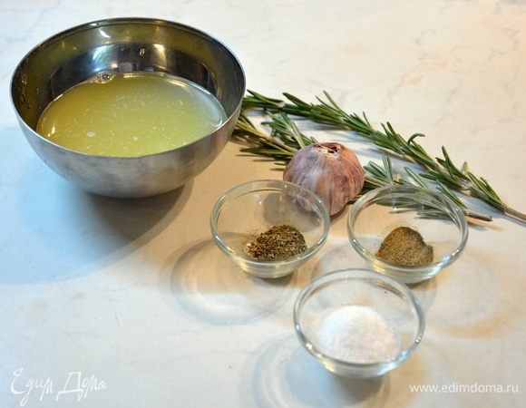 Выжать сок 2 лимонов. Смешать все специи и лимонный сок.