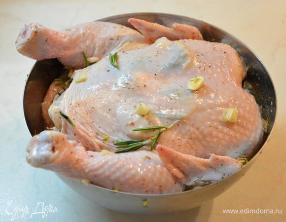 Выложить курицу в лимонный соус и хорошенько им натереть снаружи и внутри.