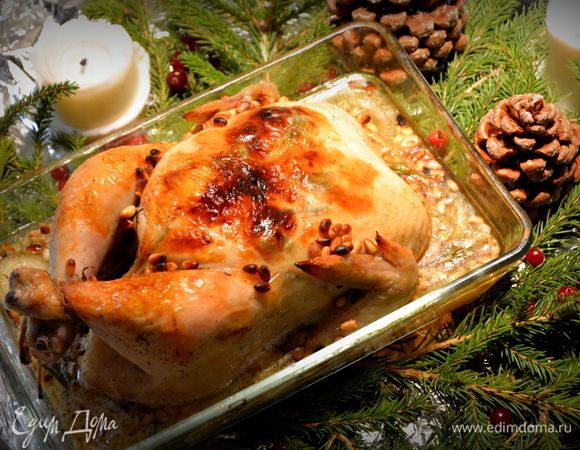 Подавать к столу с соусом, в котором пеклась курица. Приятного аппетита!