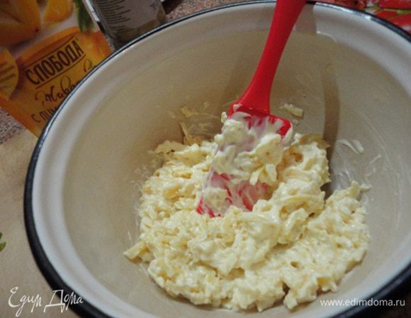 Сыр натереть на крупной терке и смешать с майонезом. Этой смесью смазать свекольную основу.