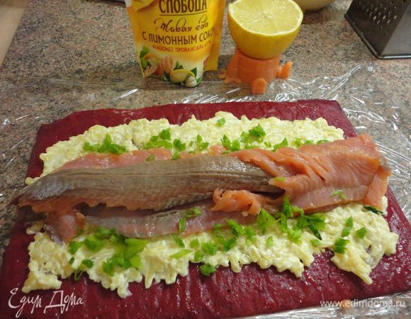 Накрыть оливки оставшейся рыбкой и еще раз взбрызнуть лимонным соком.