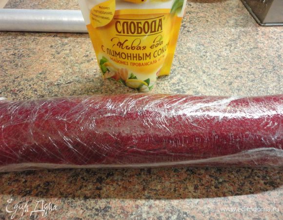 Рулет свернуть и в пищевой пленке держать в холоде до подачи на стол.