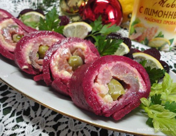 Скоро подойдут гости, надо нарезать и успеть сфотографировать. С Новым годом!