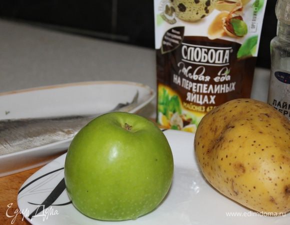 Заранее залейте филе сельди молоком, если у вас слабосоленая сельдь, можно использовать готовое филе не вымачивая в молоке.
