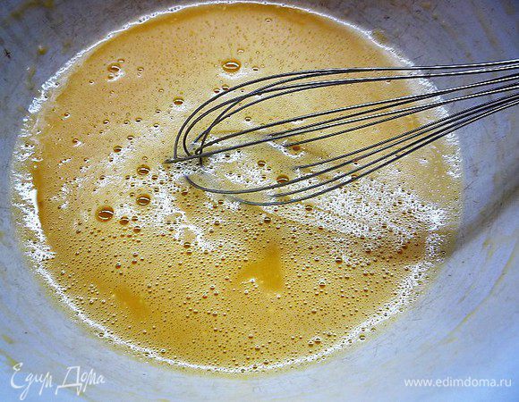 Для яичных блинчиков в чашке взбиваем яйца, добавляем просеянную муку, разрыхлитель. Солим, перчим и еще раз хорошо перемешиваем.