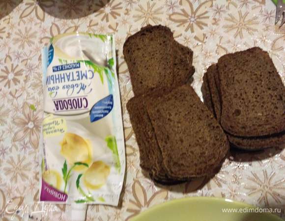 Хлеб нарезать толщиной в 5 — 6 мм.