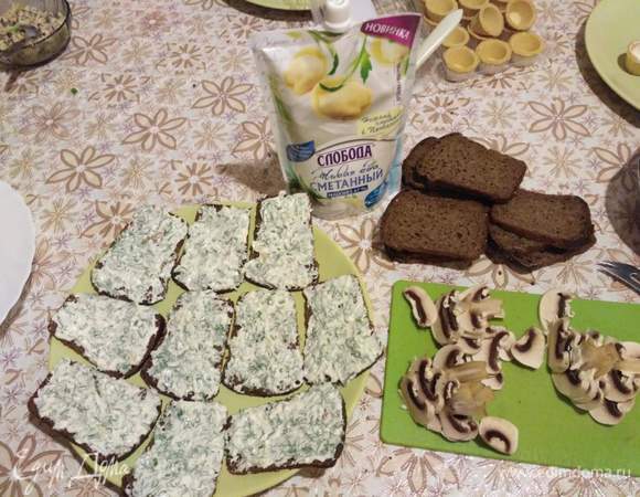 Все смешать и намазать хлеб.