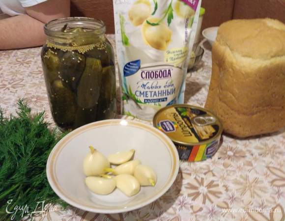 Хлеб немного подсушить в духовке.