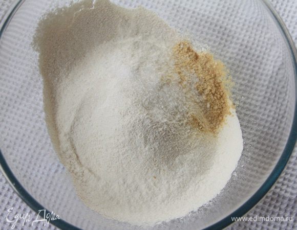 Муку просеять, добавить соль, сахар, горчичный порошок.