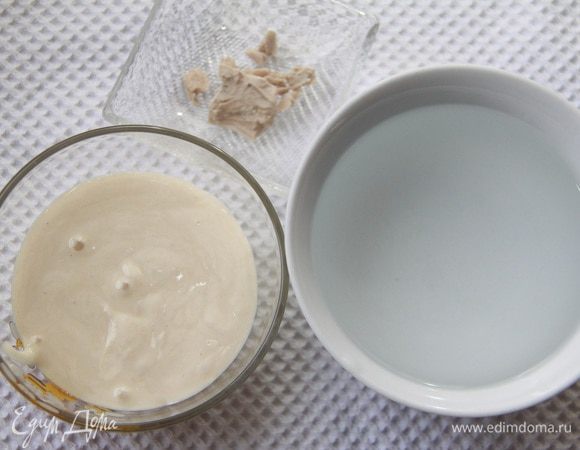 В этом рецепте используется так называемая «мама» — старое тесто или закваска. Ее предварительно вынуть из холодильника, дать согреться. Если «мадре» нет, увеличьте количество дрожжей в два раза. Воду немного подогреть, развести в воде свежие дрожжи.